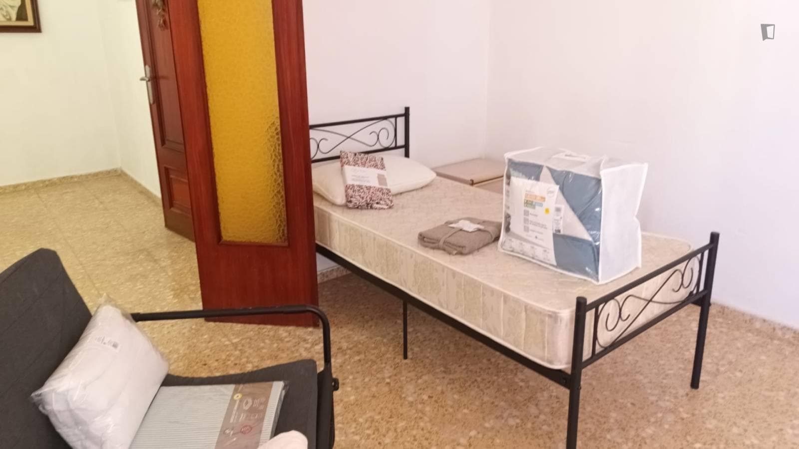 Bright single bedroom with balcony in shared apartment well connected to city center photo 1