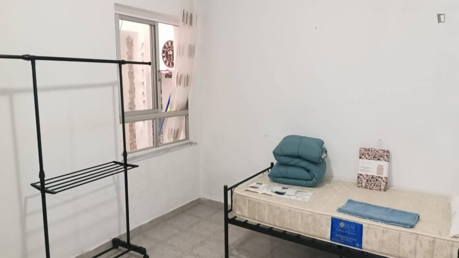 Bright single bedroom well connected to the city center photo 1