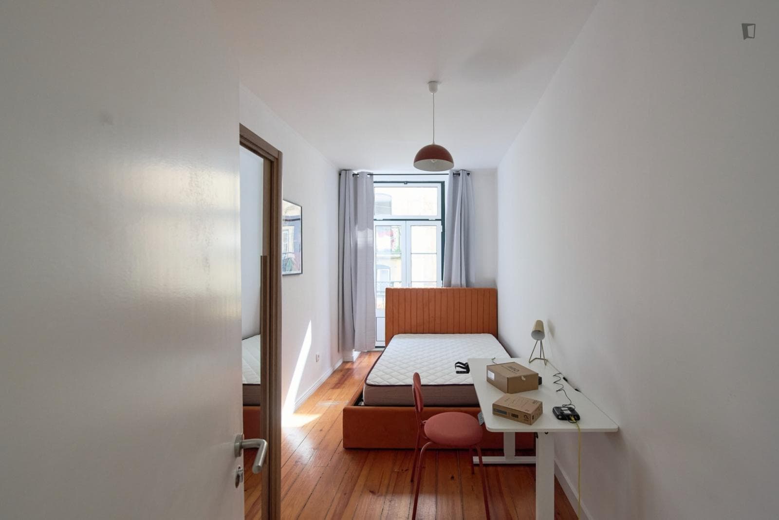 Attractive single bedroom in a property with balcony and outside area photo 1
