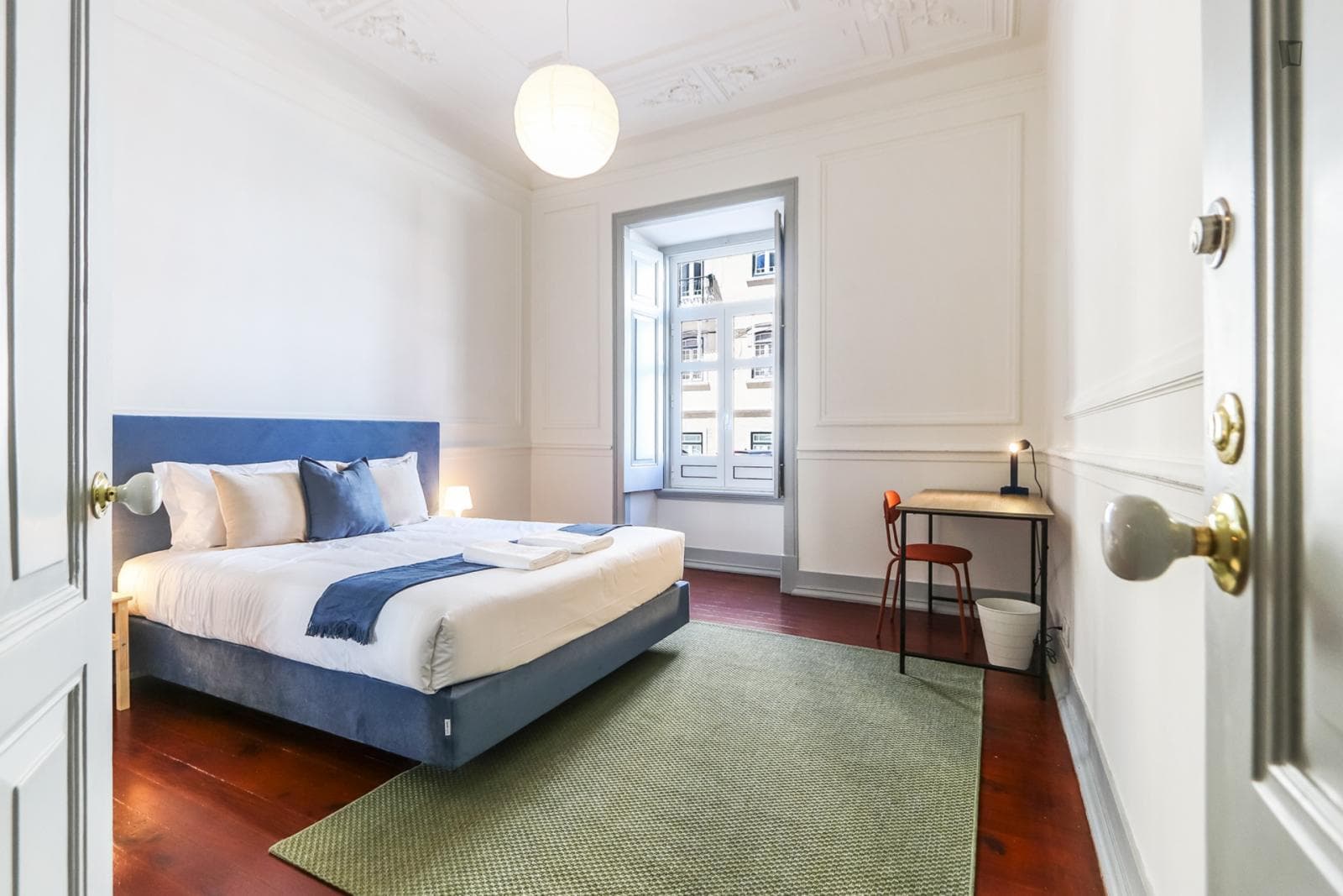 Beautiful Bedroom in 6-bedroom Apartment photo 1