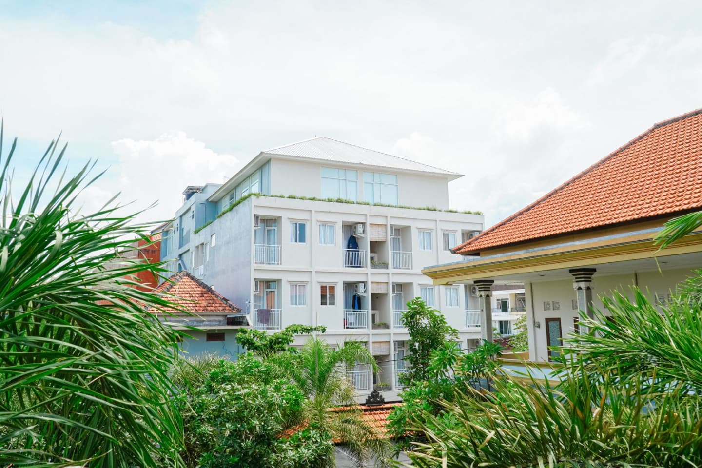 A relaxing tropical apartment with coworking space and inviting pool photo 1