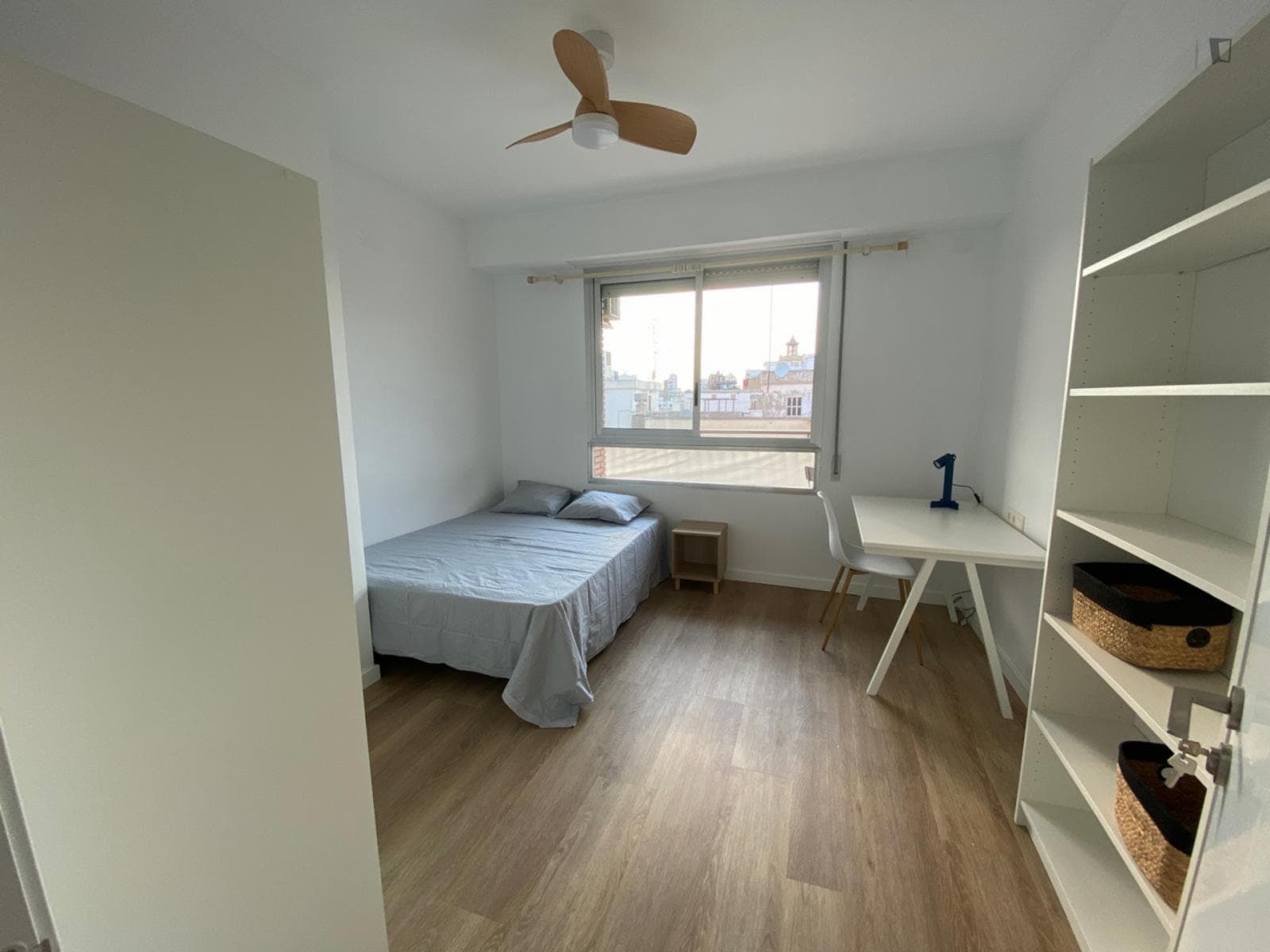 Bright double bedroom within easy reach to the university photo 1