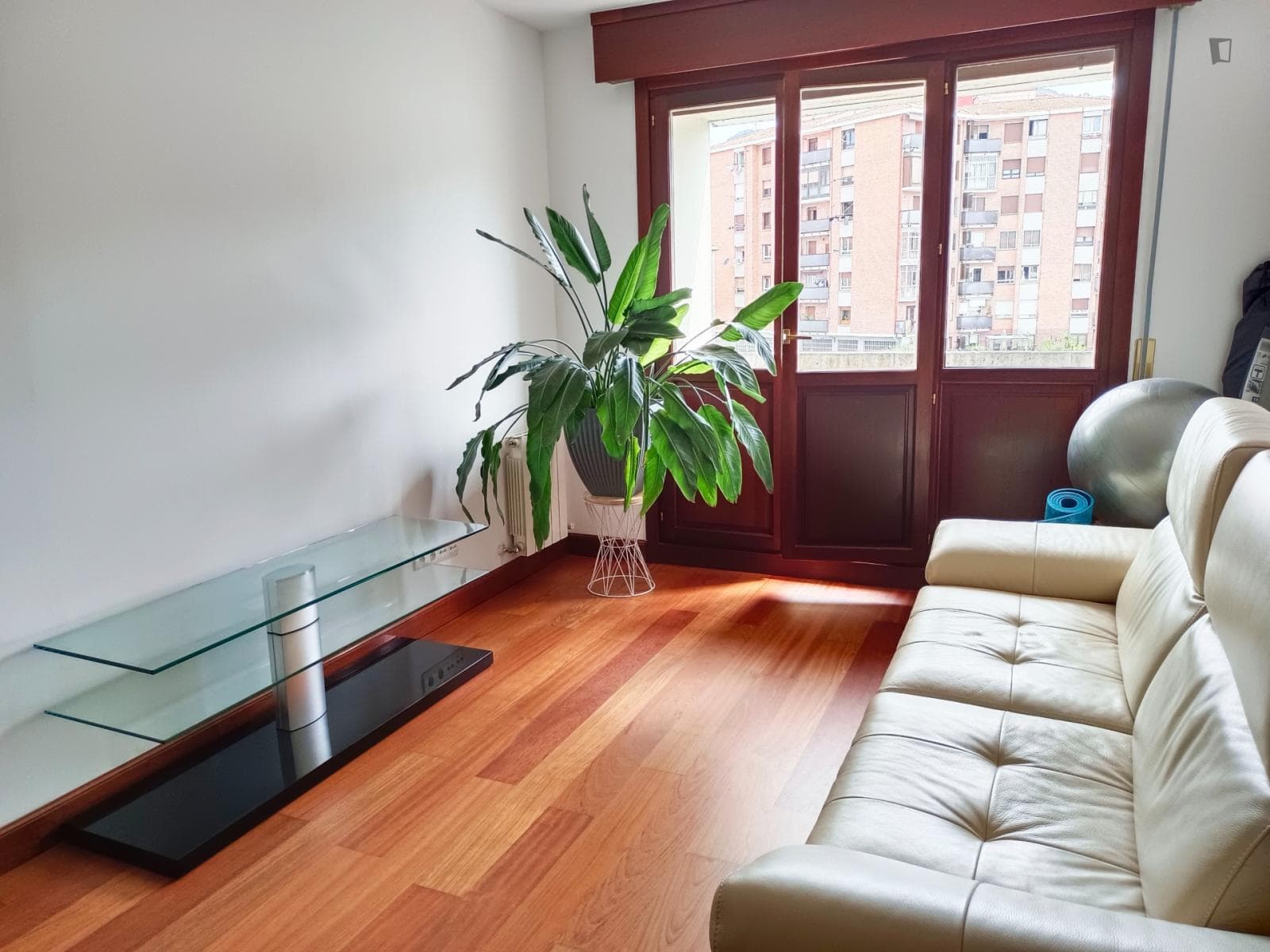 Double bedroom, with private bathroom and balcony, in 3-bedroom apartment photo 1