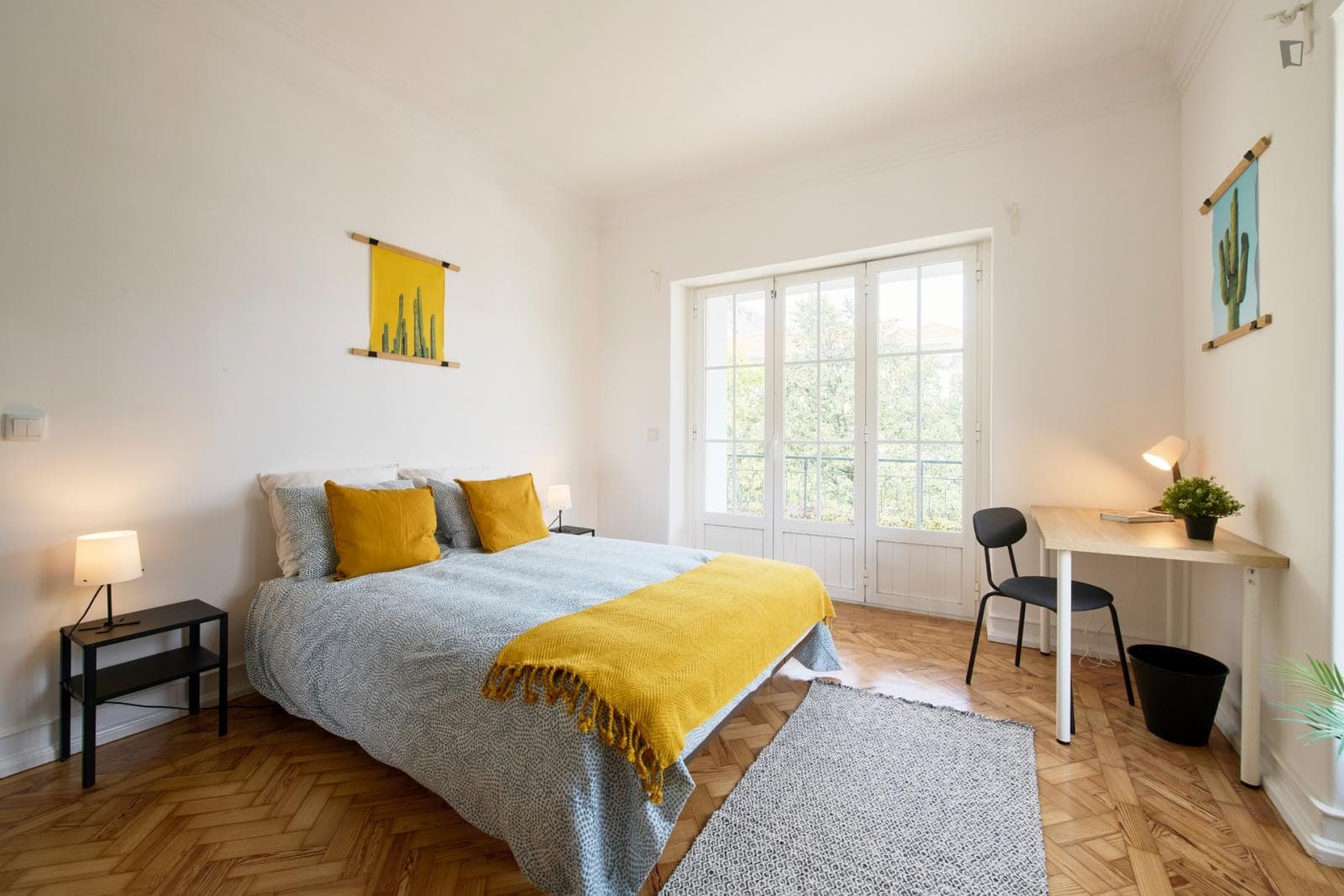 Sunny double bedroom next to Universidade Lusófona photo 1