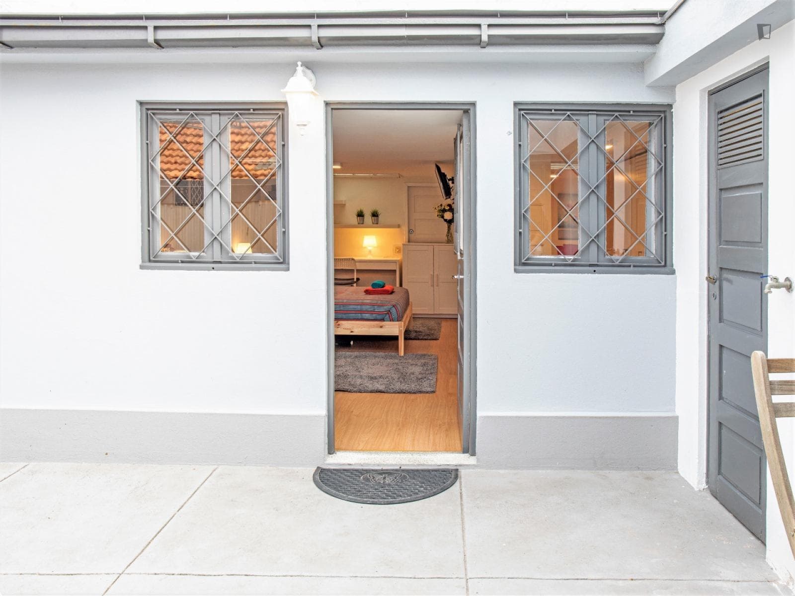 Nice 3 person Bedroom in 6 Bedroom Apartment photo 1