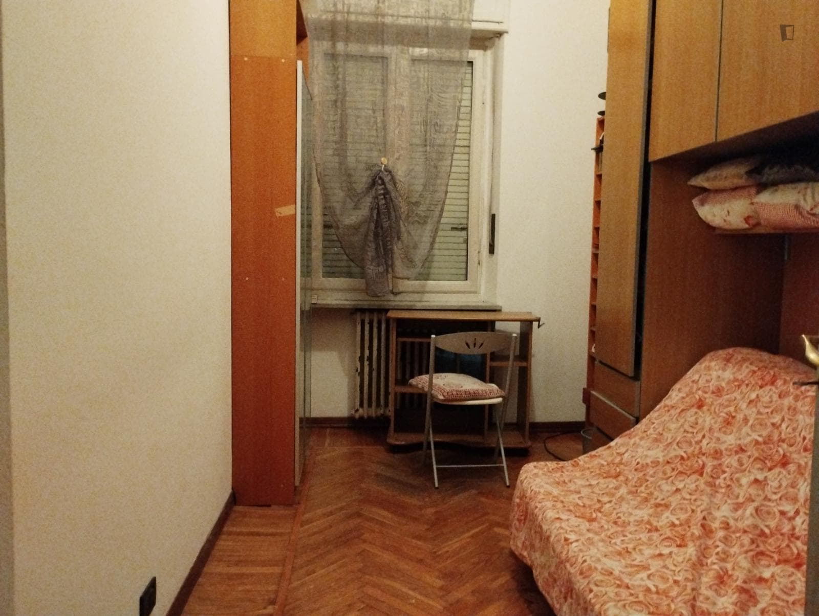 Double bedroom in 3-bedroom house photo 1