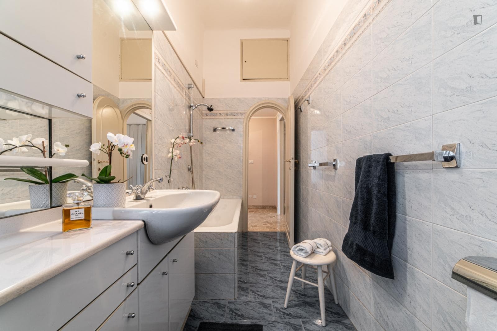 Quirky 3-bedroom flat in Porta Vittoria area photo 1