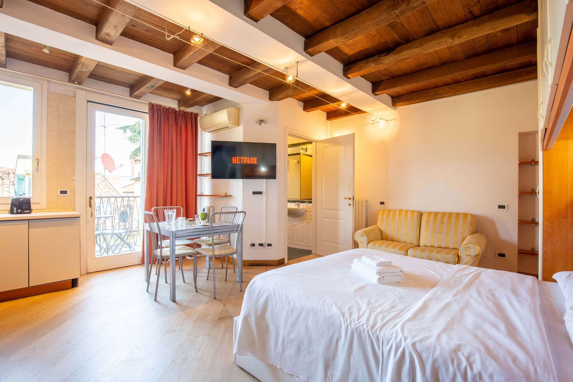 Santo Stefano Apartments- attico con terrazza Monolocale photo 1