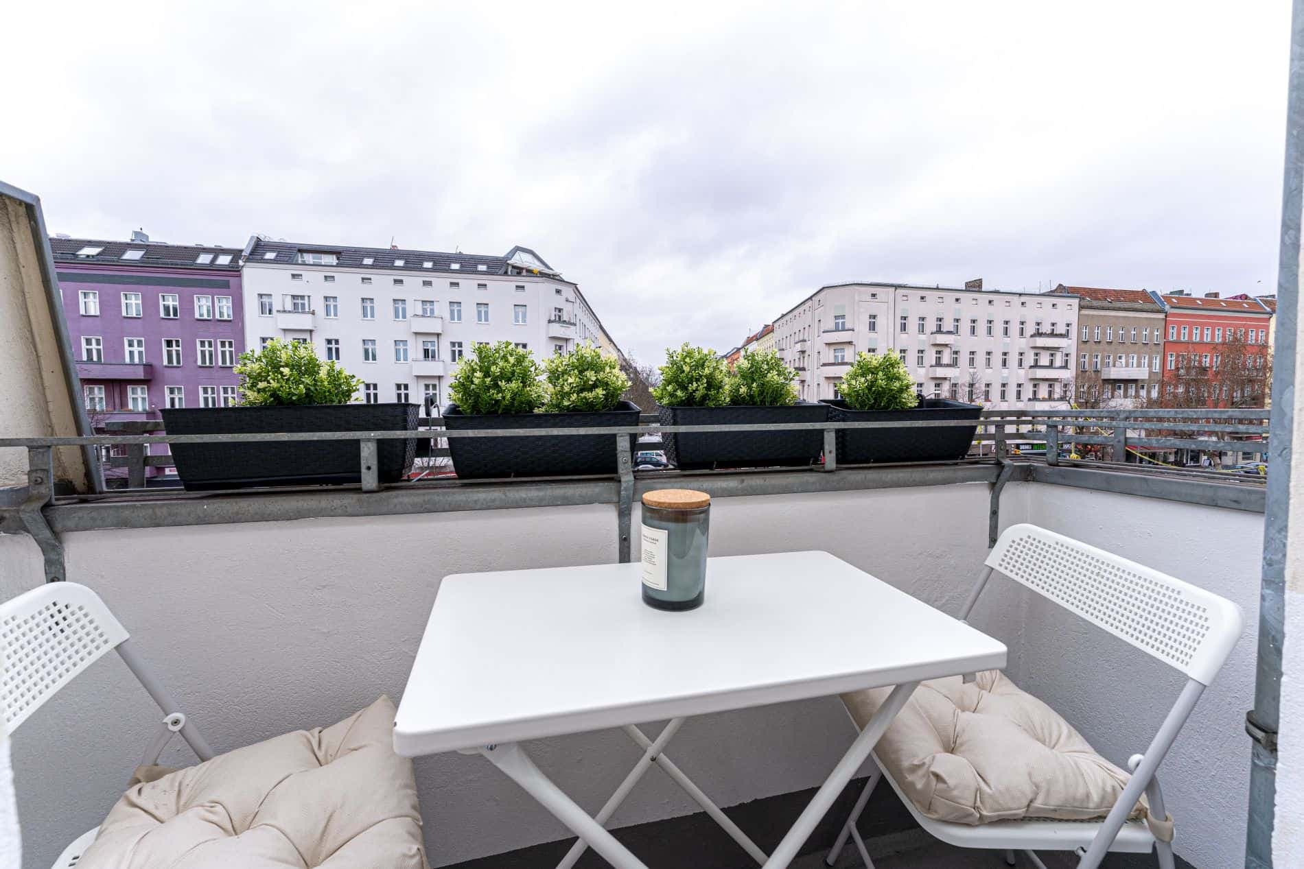 Urbaner Luxus: Neu renovierte 3-Zimmer-Wohnung im Kollwitzkiez photo 1