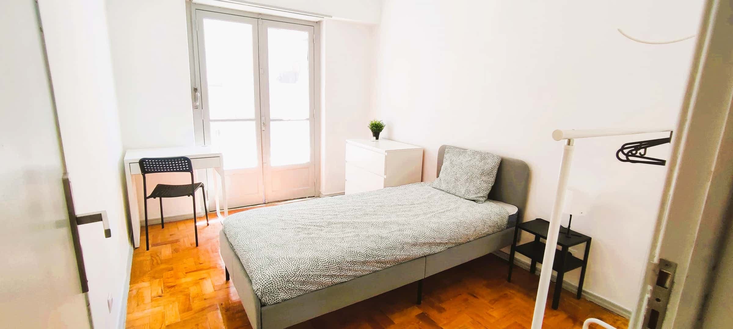 Bright room with balcony near Queluz train station, 15 minutes from Lisbon - Room 2 photo 1