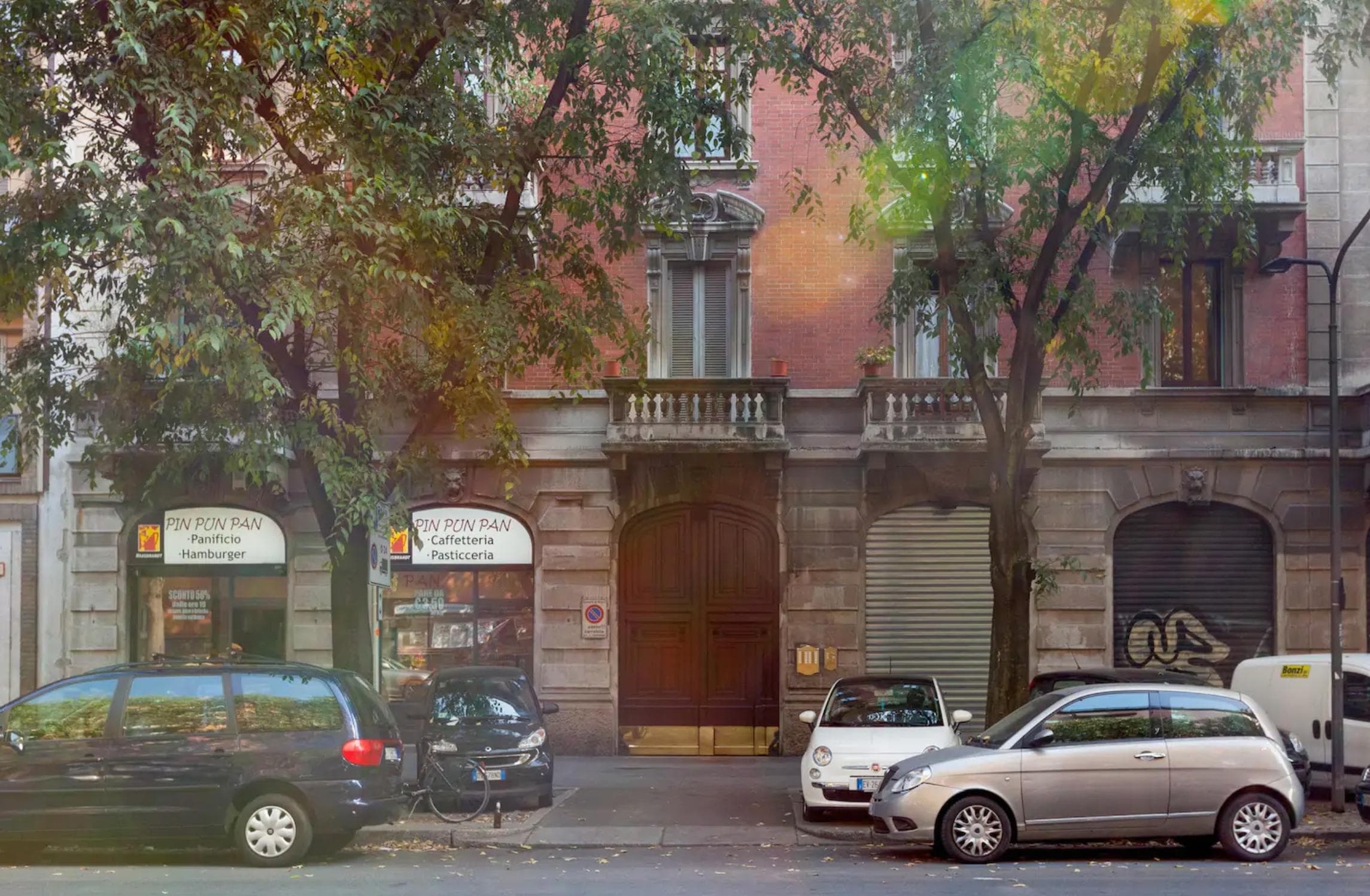 Chic Retro Fashion Loft with Courtyard photo 1