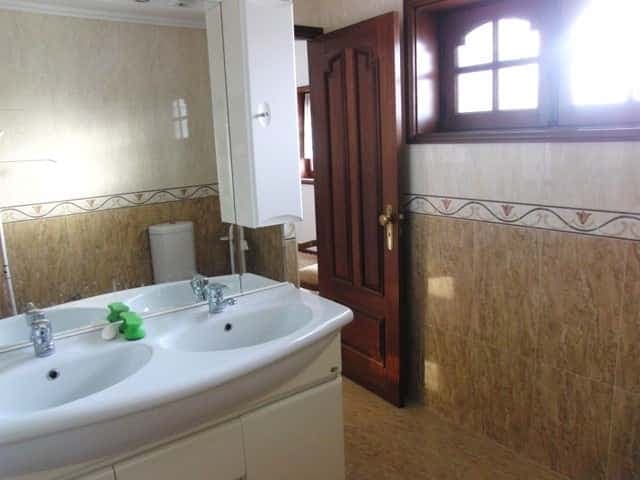 Lovely room in a 5 bedroom apartment in Vila Nova de Gaia photo 1