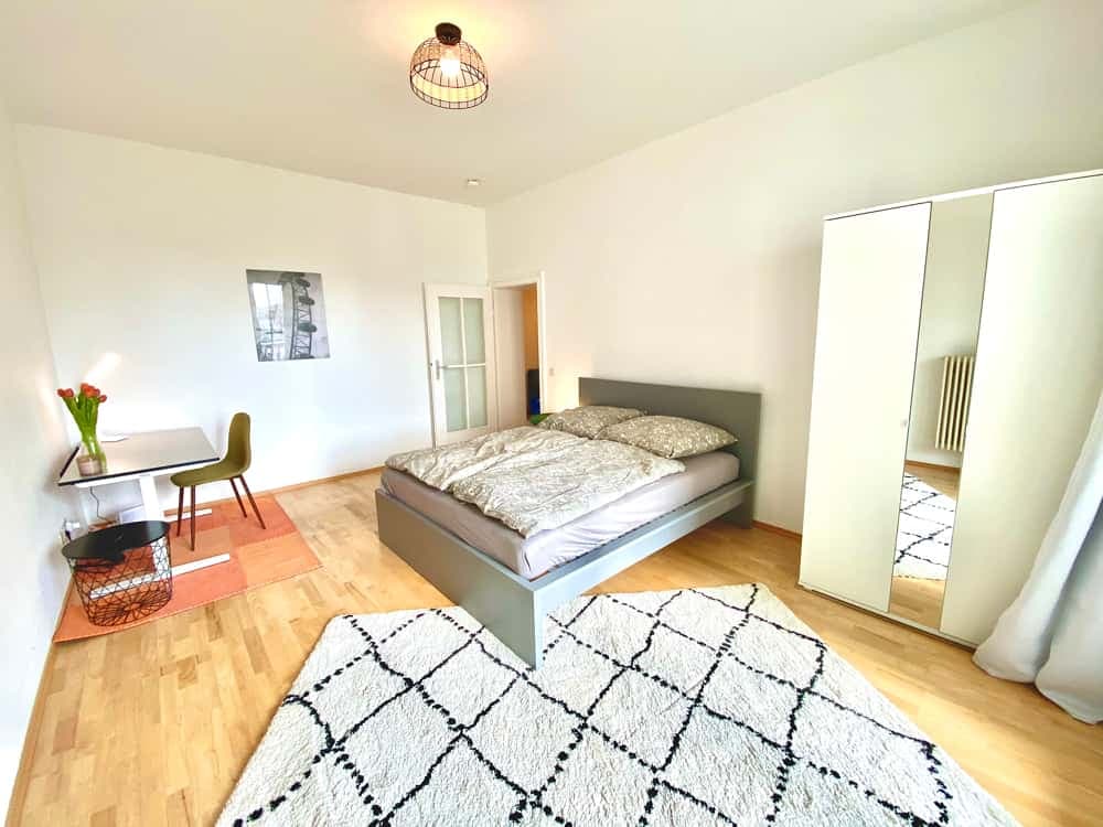 Frank: Schönes 3-Zimmer-Apartment mit 2 Balkonen in Friedrichshain photo 1