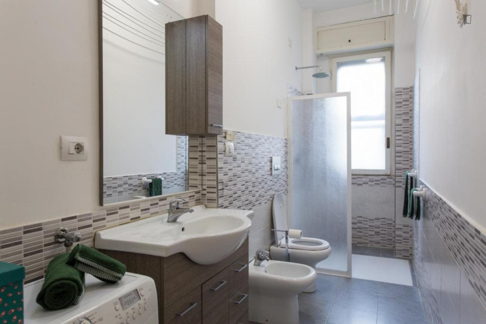 Neat Single bedroom in a 3-bedroom flat close to Gorla metro station photo 1