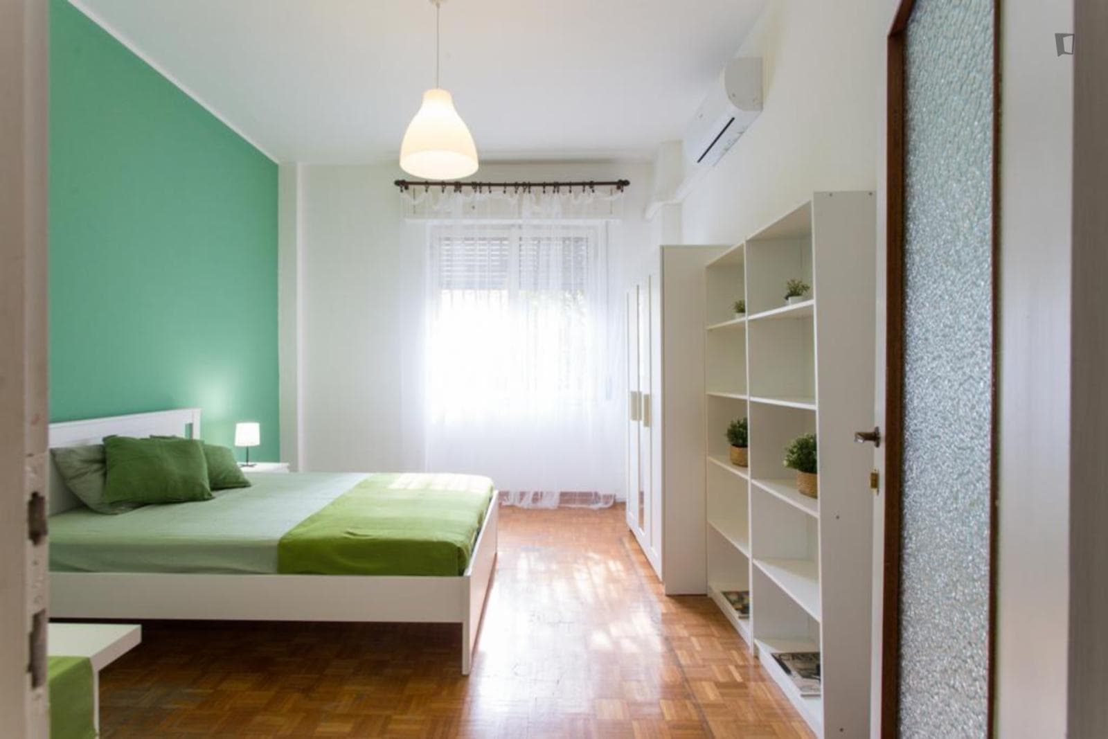 Bright double bedroom in a 3-bedroom flat next to Gorla metro station photo 1