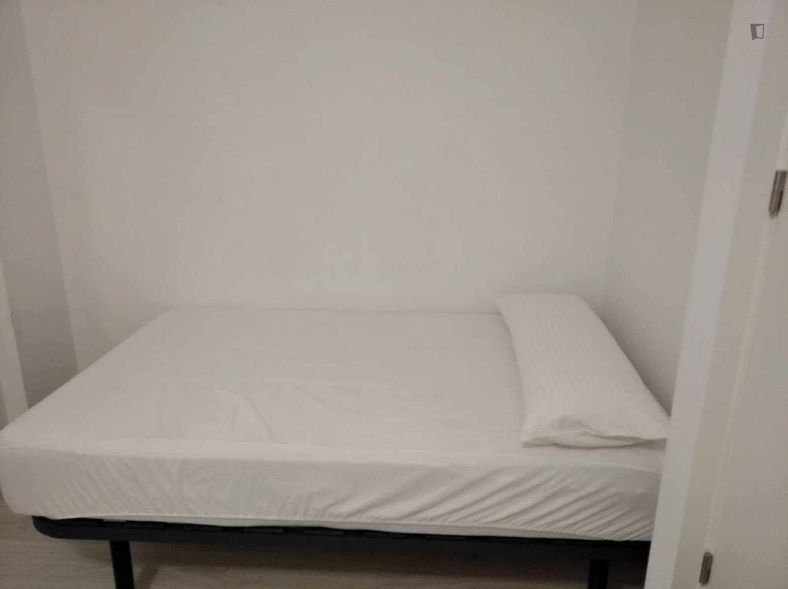 Single bedroom in 3-bedroom apartment photo 1
