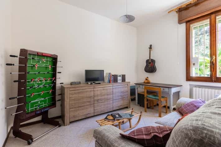 Classic style apartment photo 1