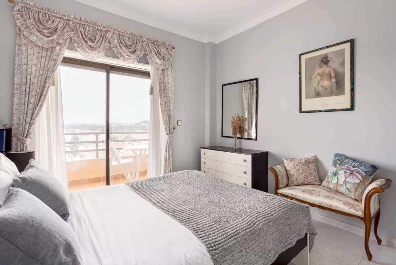 Vibrant 2-bed flat w/ balcony photo 1