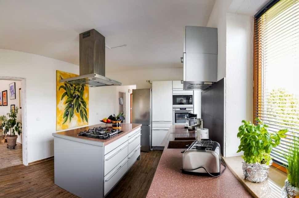 Geschmackvolle und geräumige Wohnung mit drei Zimmern sowie Balkon und Einbauküche in Friedrichshafen photo 1