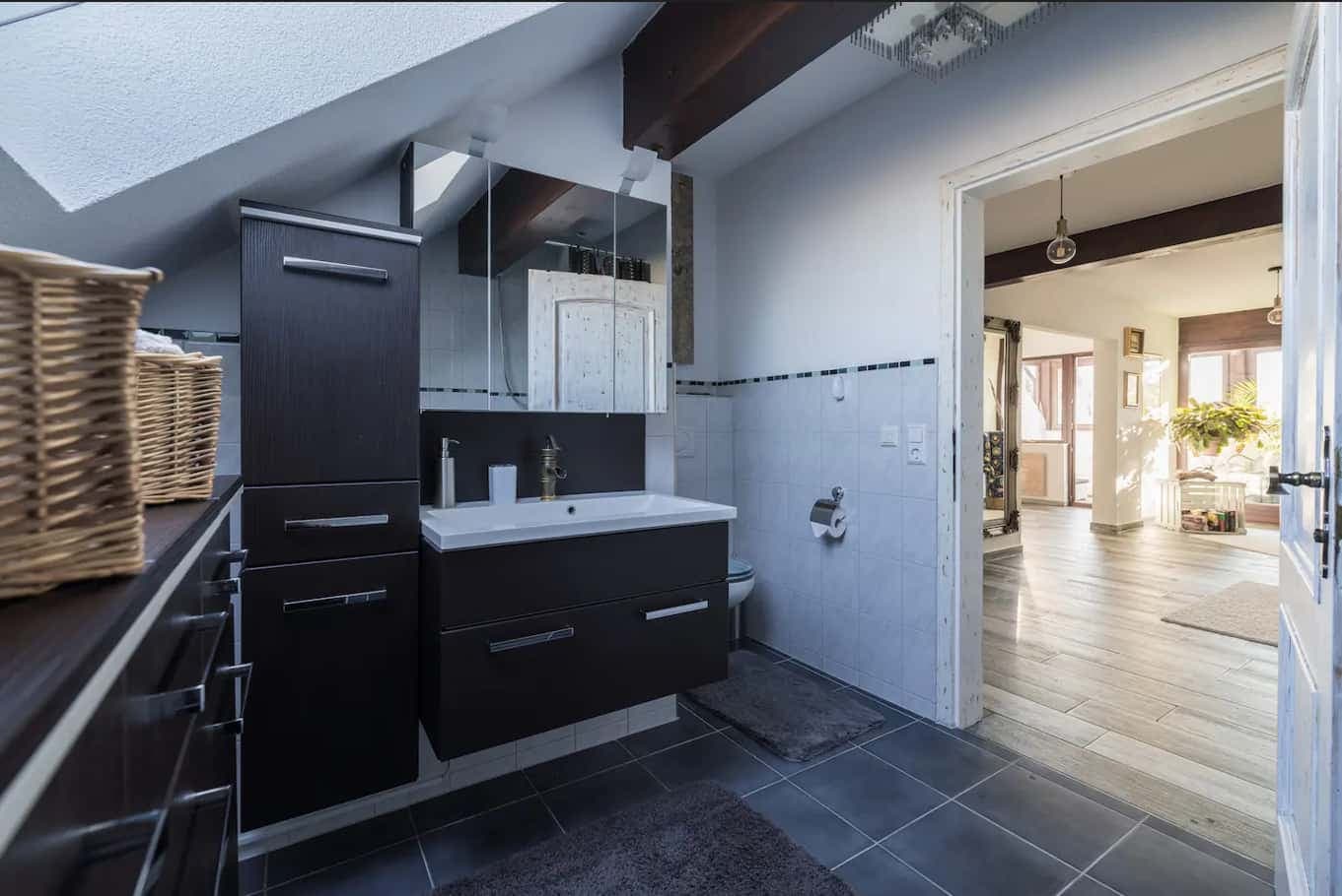 Geschmackvolle und geräumige Wohnung mit drei Zimmern sowie Loggia und Einbauküche in Friedrichshafen photo 1
