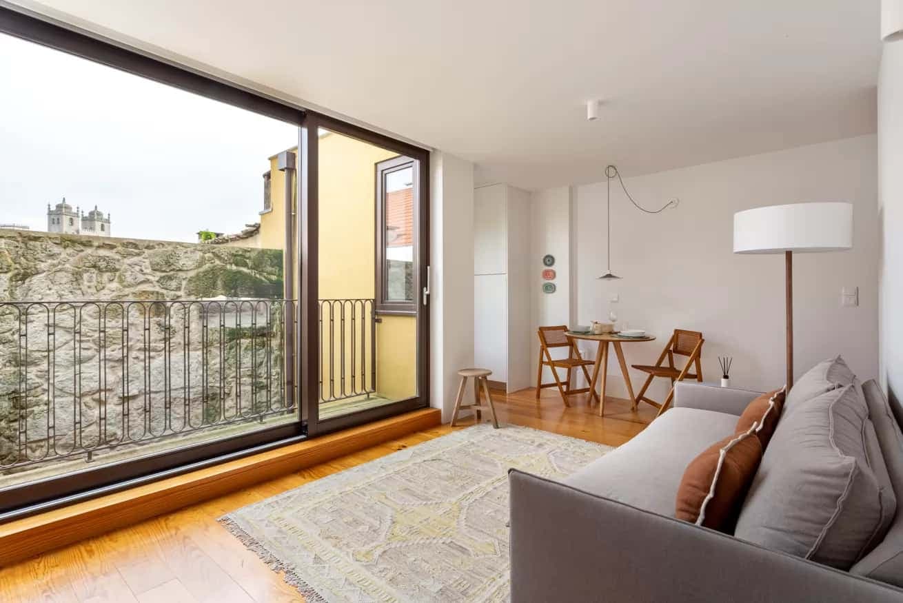 Stunning 1-bed flat with balcony photo 1