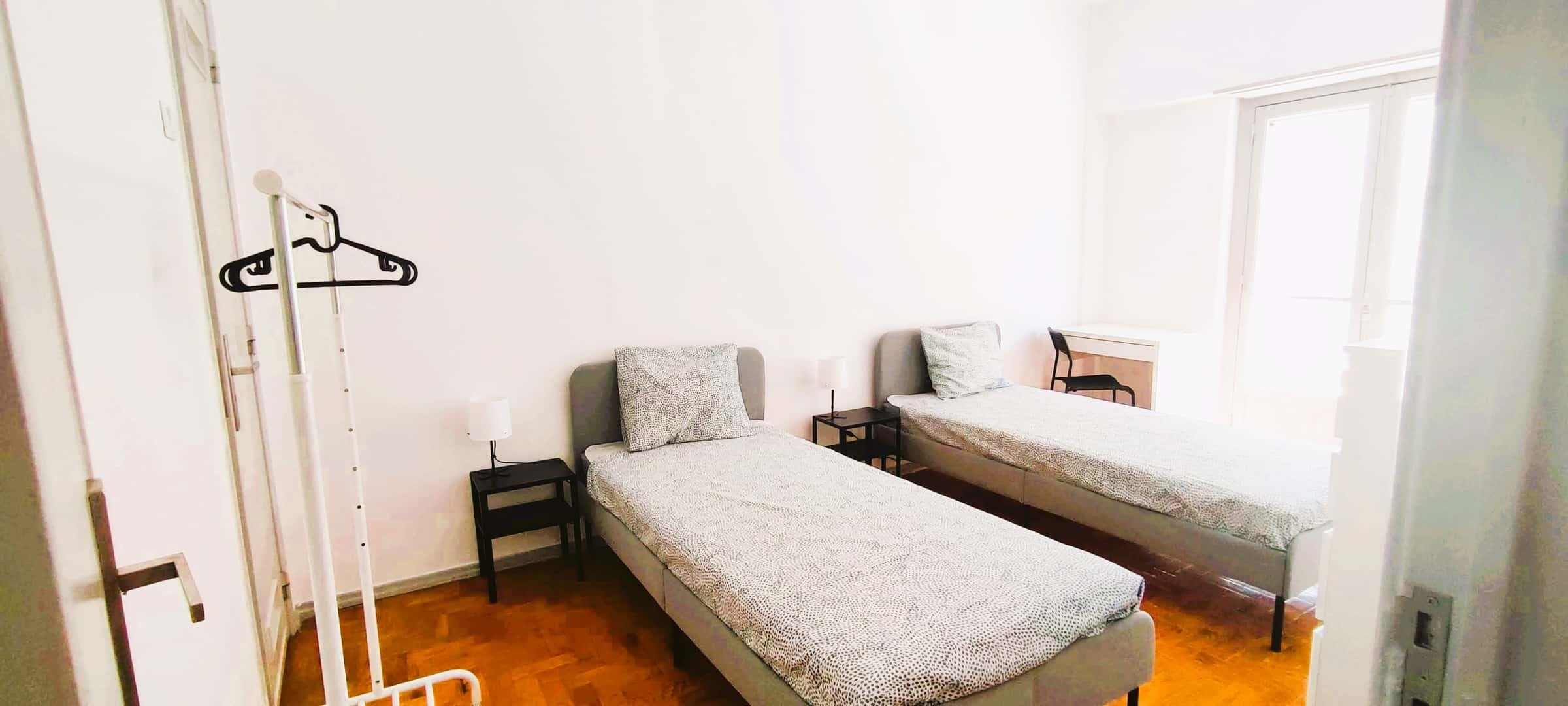 Bright double room with balcony and private toilet near Queluz train station, 15 minutes from Lisbon - Room 3 photo 1