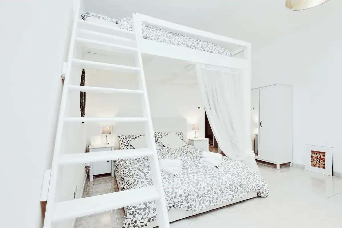 Trastevere station white chic apartment photo 1