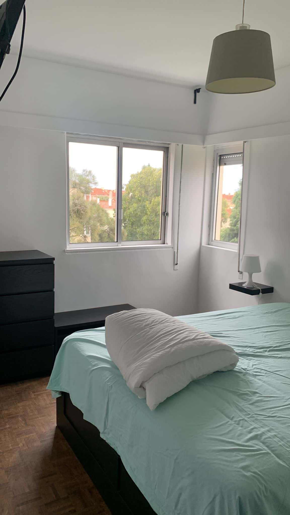Spacious room with a double bed in a 2 bedroom apartment in Carcavelos photo 1