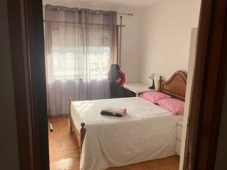 Bright bedroom with big windows, a double bed and a desk photo 1