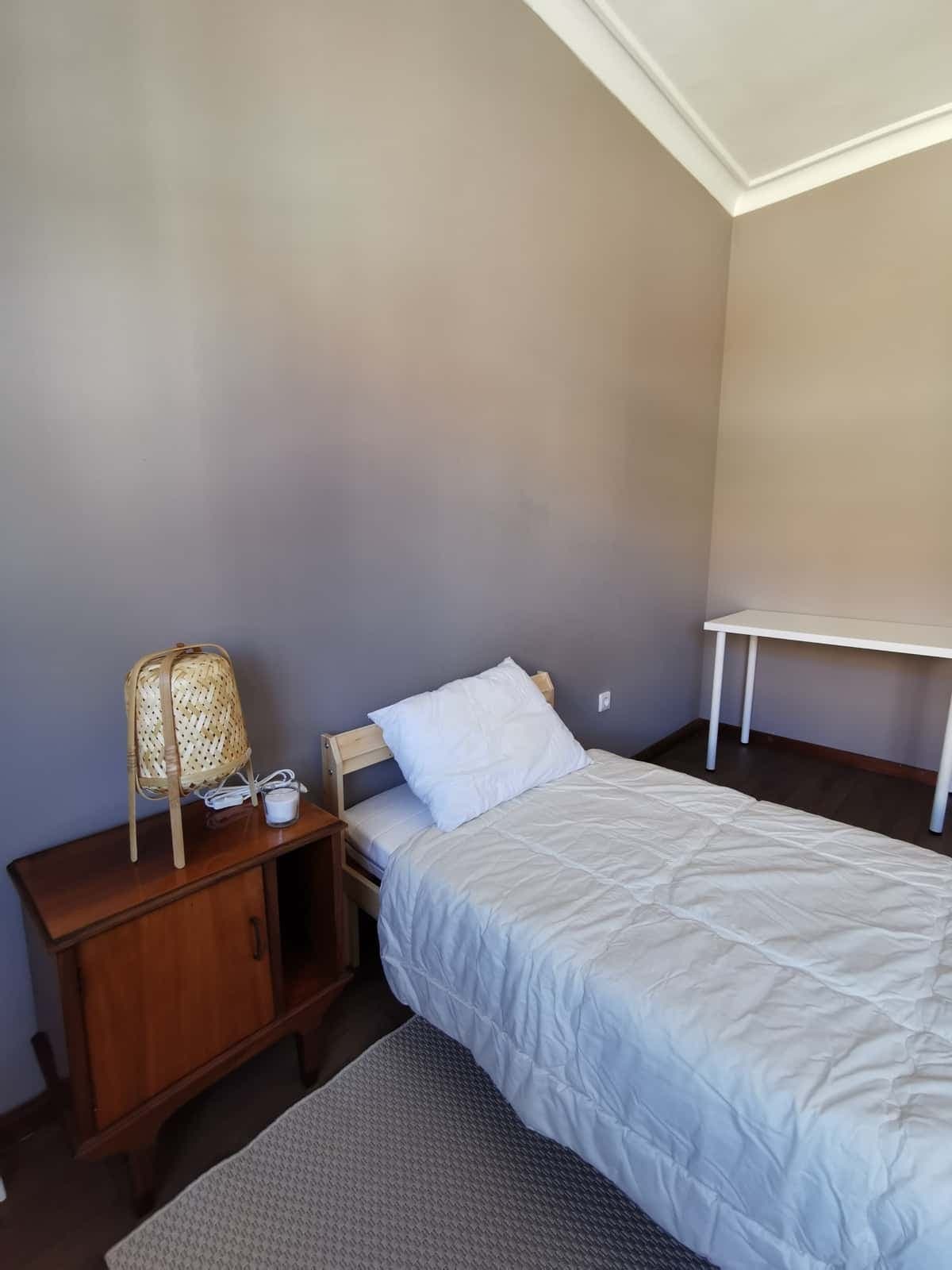 Lovely room in a 4 bedroom apartment in Porto - Room 2 photo 1