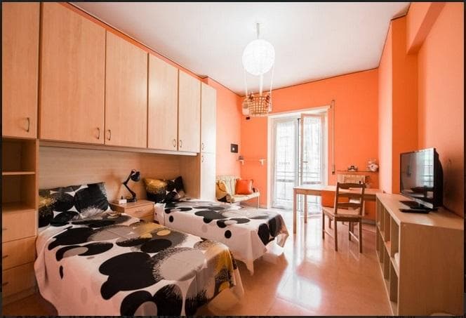 Camera Arancione con Balcone vicino Metro Roma photo 1