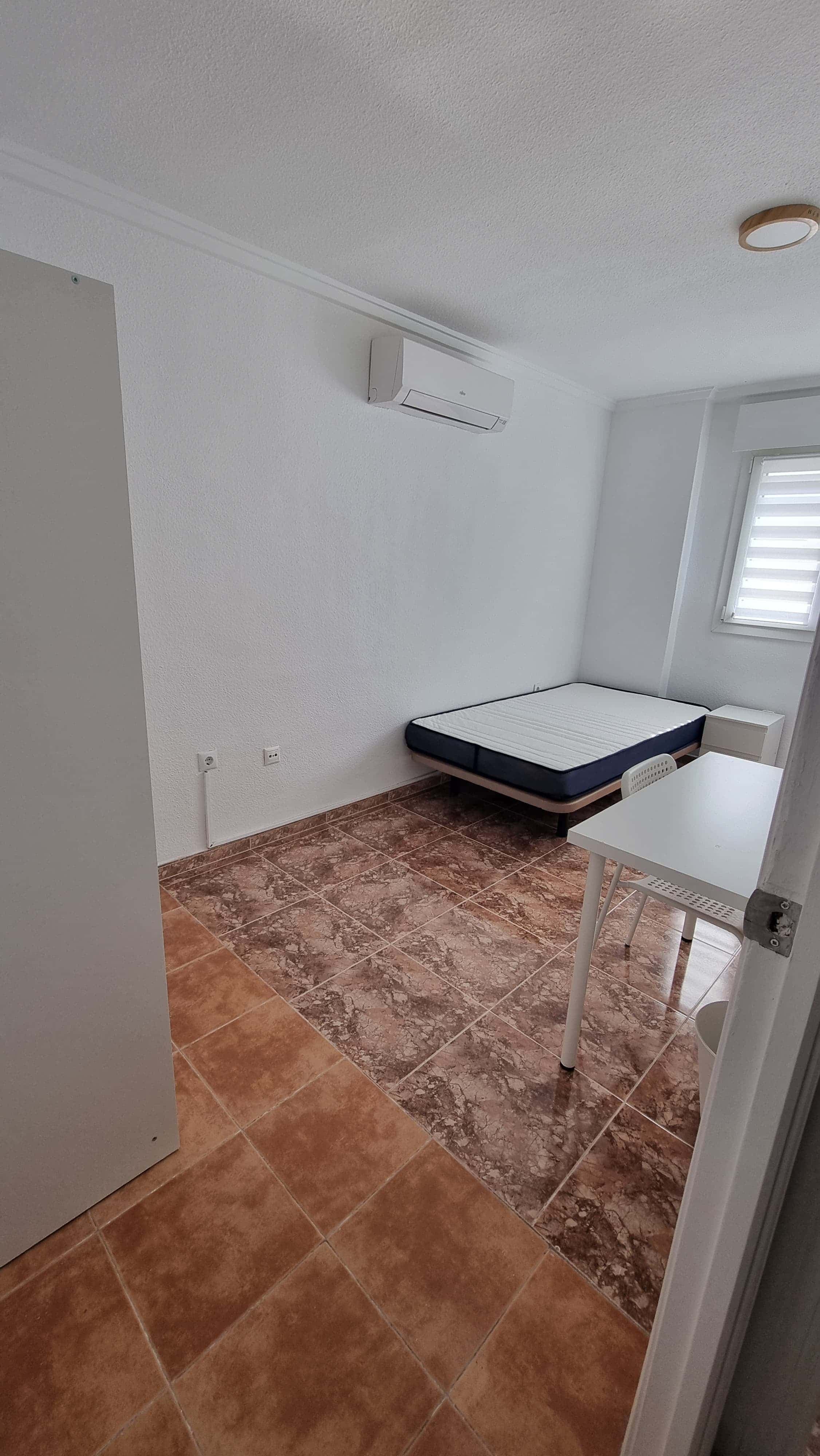 Room in Calle Lope de Rueda, Cartagena for 120 m² with 6 bedrooms photo 1