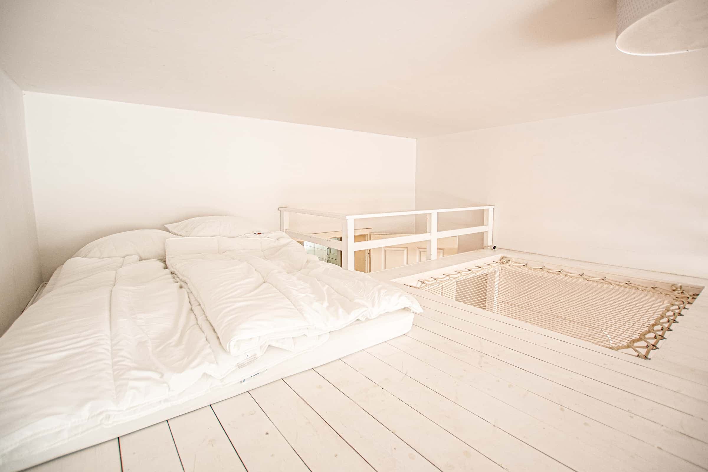 Family or co-living on 135 sqm: spacious apartment with 2 bathrooms and 2 balconies in Friedrichshain./ Familie oder Co-living auf 135qm: Geräumige Wohnung mit 2 Bädern und 2 Balkonen in Friedrichshain photo 1