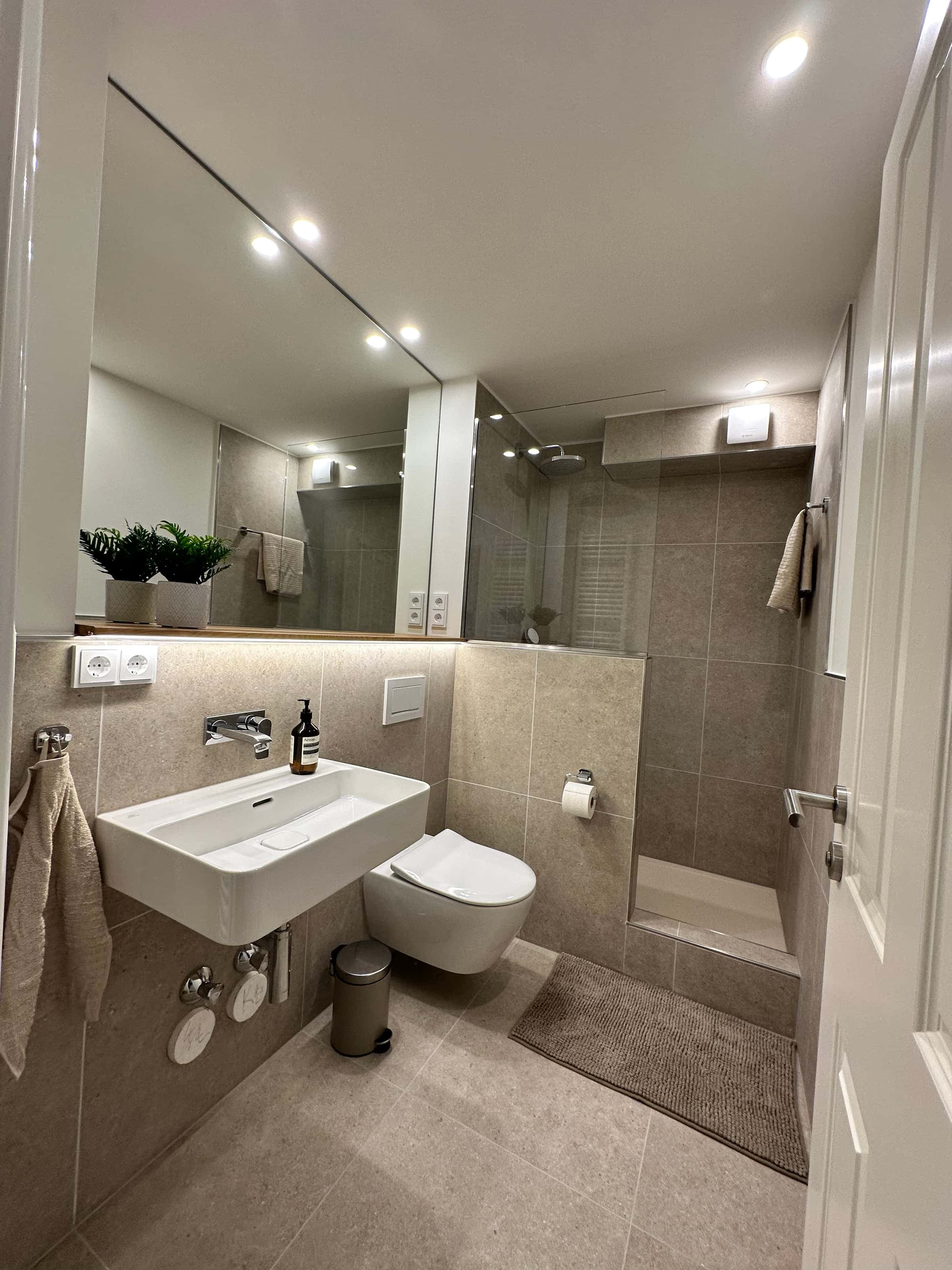 Fully furnished exclusive 2.5-room apartment in a superb central location in Munich photo 1