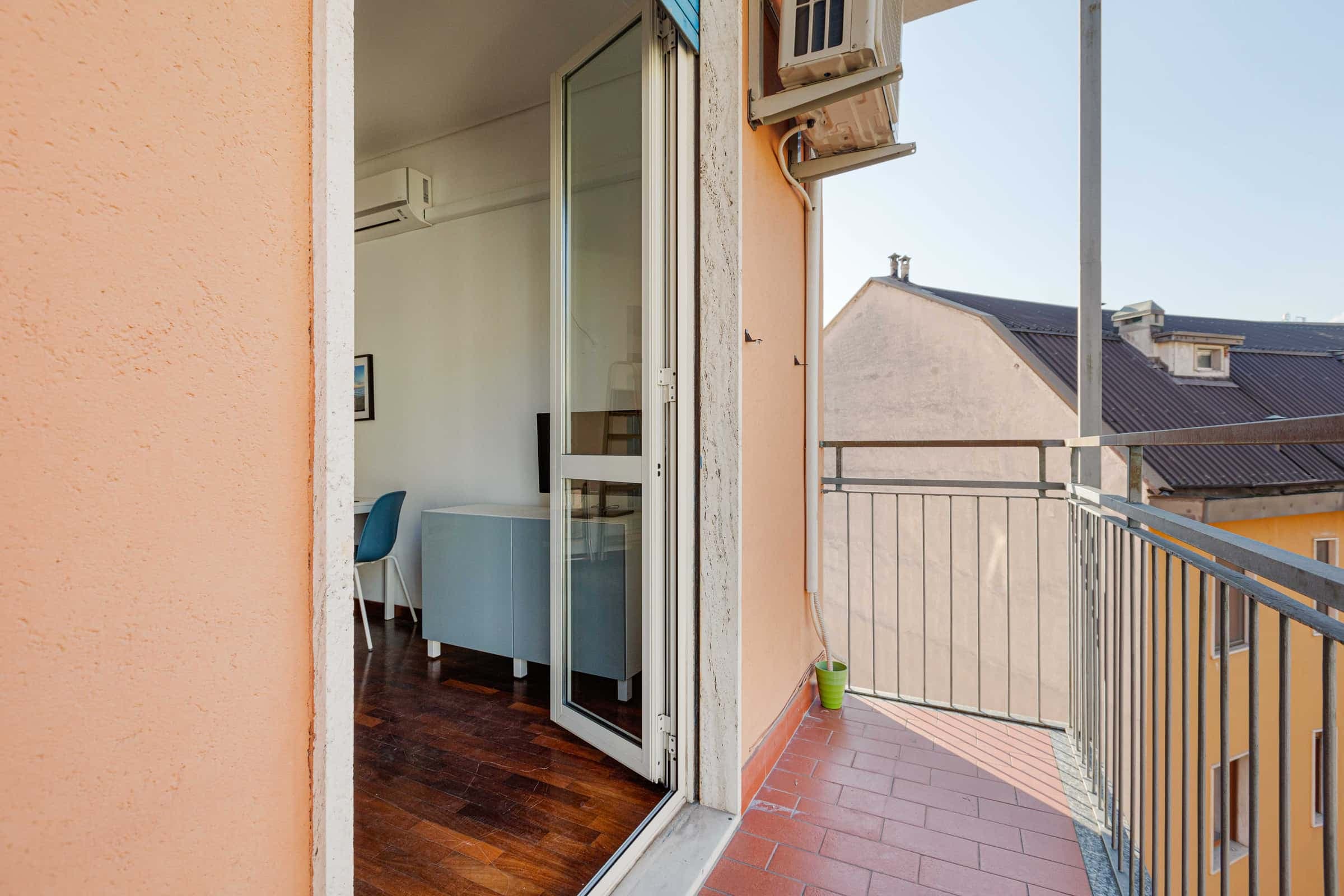 Polimi Lambrate bright apartment photo 1