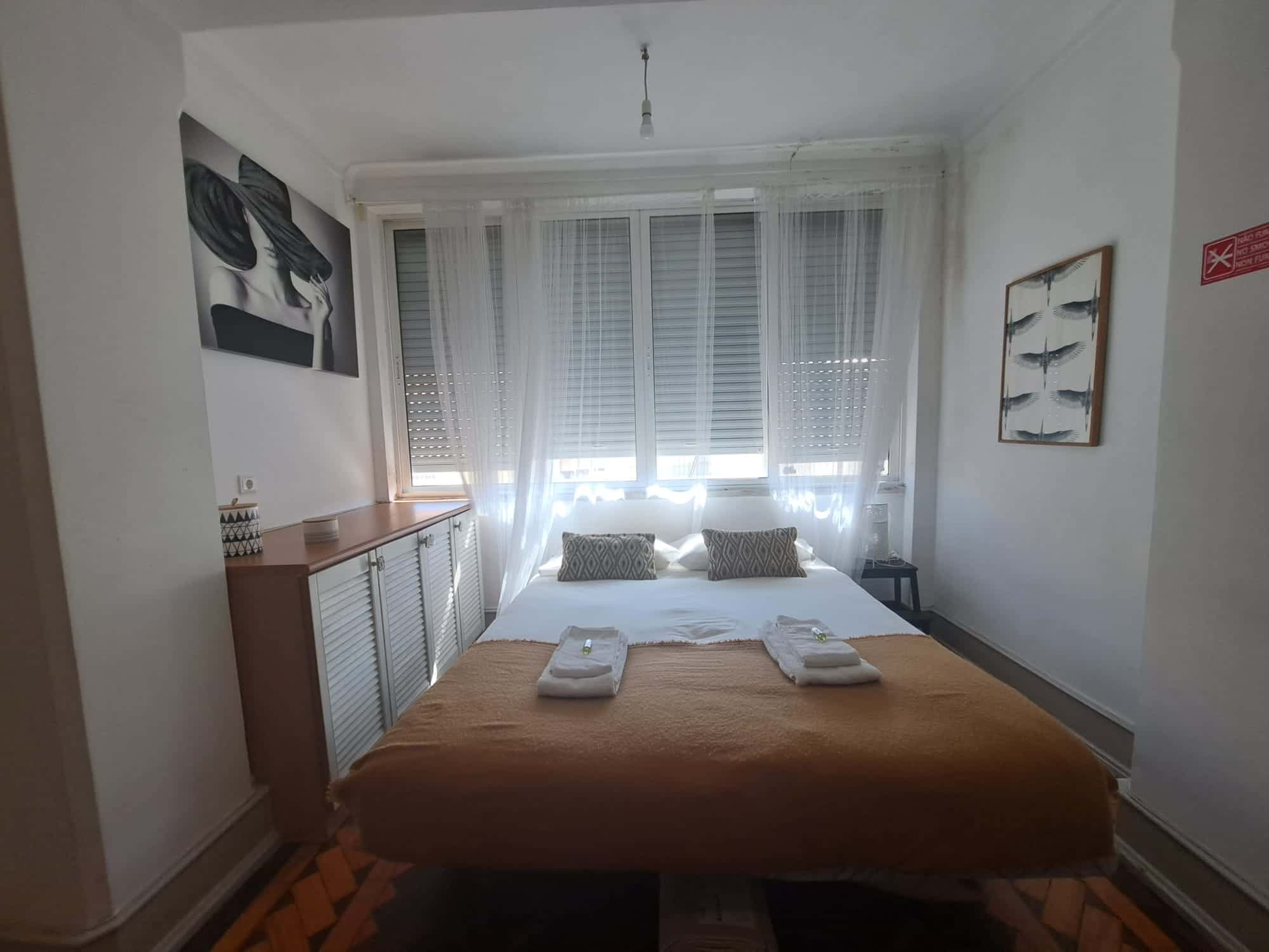 Cozy bedroom with private bathroom in a 7-bedroom apartment in Rua Quirino da Fonseca - Room 3 photo 1