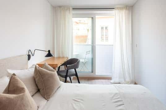 Bedroom in a 6-bedroom apartment in Lisbon - Room 6 photo 1
