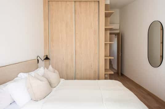 Bedroom in a 6-bedroom apartment in Lisbon - Room 5 photo 1