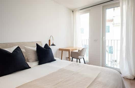 Bedroom in a 6-bedroom apartment in Lisbon - Room 4 photo 1
