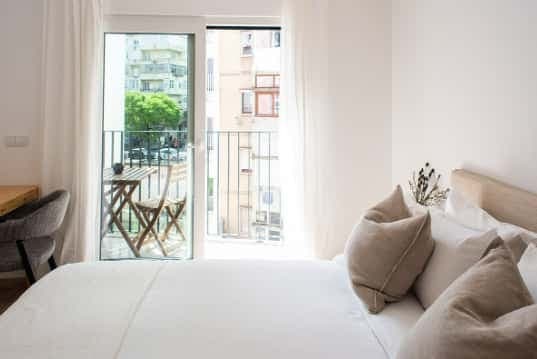 Bedroom in a 6-bedroom apartment in Lisbon - Room 3 photo 1