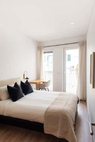 Bedroom in a 6-bedroom apartment in Lisbon - Room 2 photo 1
