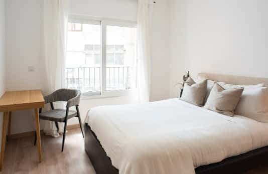 Bedroom in a 6-bedroom apartment in Lisbon - Room 1 photo 1