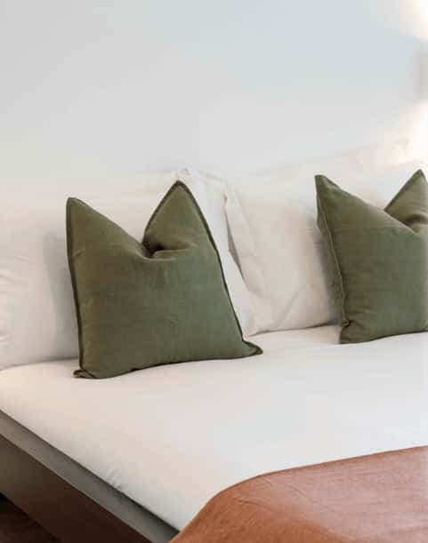 Bedroom in a 5-bedroom apartment in Lisbon - Room 2 photo 1