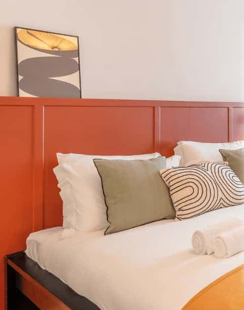 Bedroom in a 5-bedroom apartment in Lisbon - Room 5 photo 1