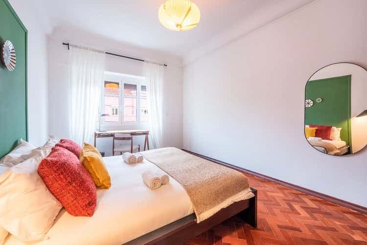 Bedroom in a 5-bedroom apartment in Lisbon - Room 4 photo 1