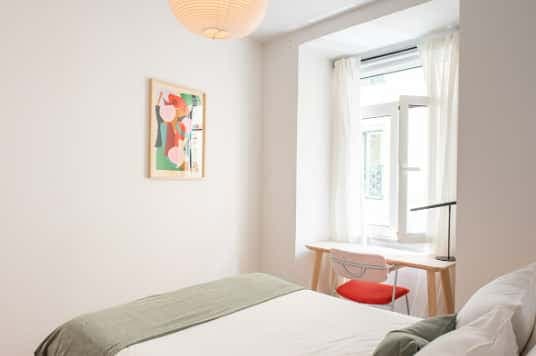 Bedroom in a 5-bedroom apartment in Lisbon - Room 1 photo 1