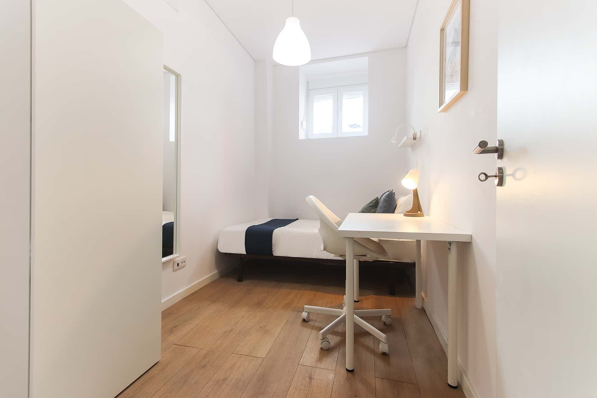 Room in 4-bedroom apartment in Alameda, Lisbon - Room 4 photo 1