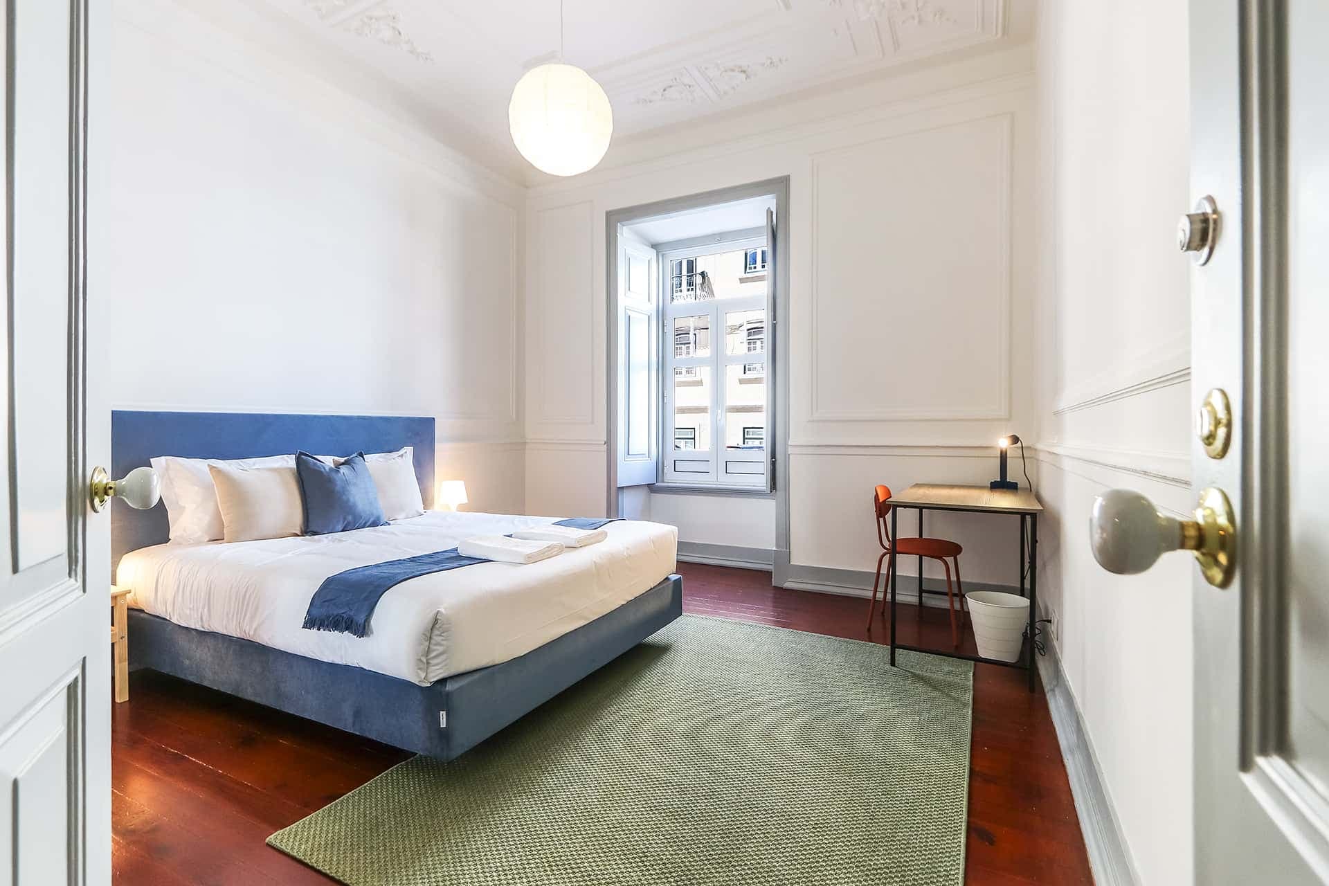 Spacious bedroom in a 6-bedroom apartment in Campo de Ourique, Lisbon - Room 5 photo 1
