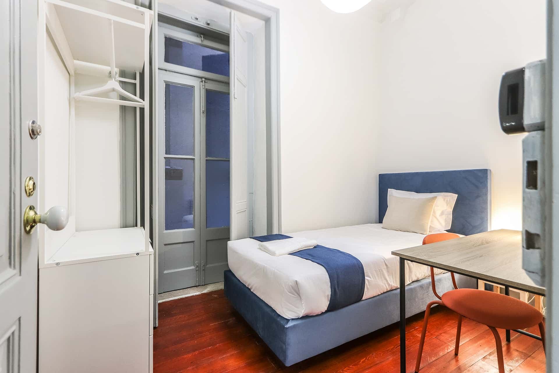Cosy bedroom in a 6-bedroom apartment in Campo de Ourique, Lisbon - Room 6 photo 1