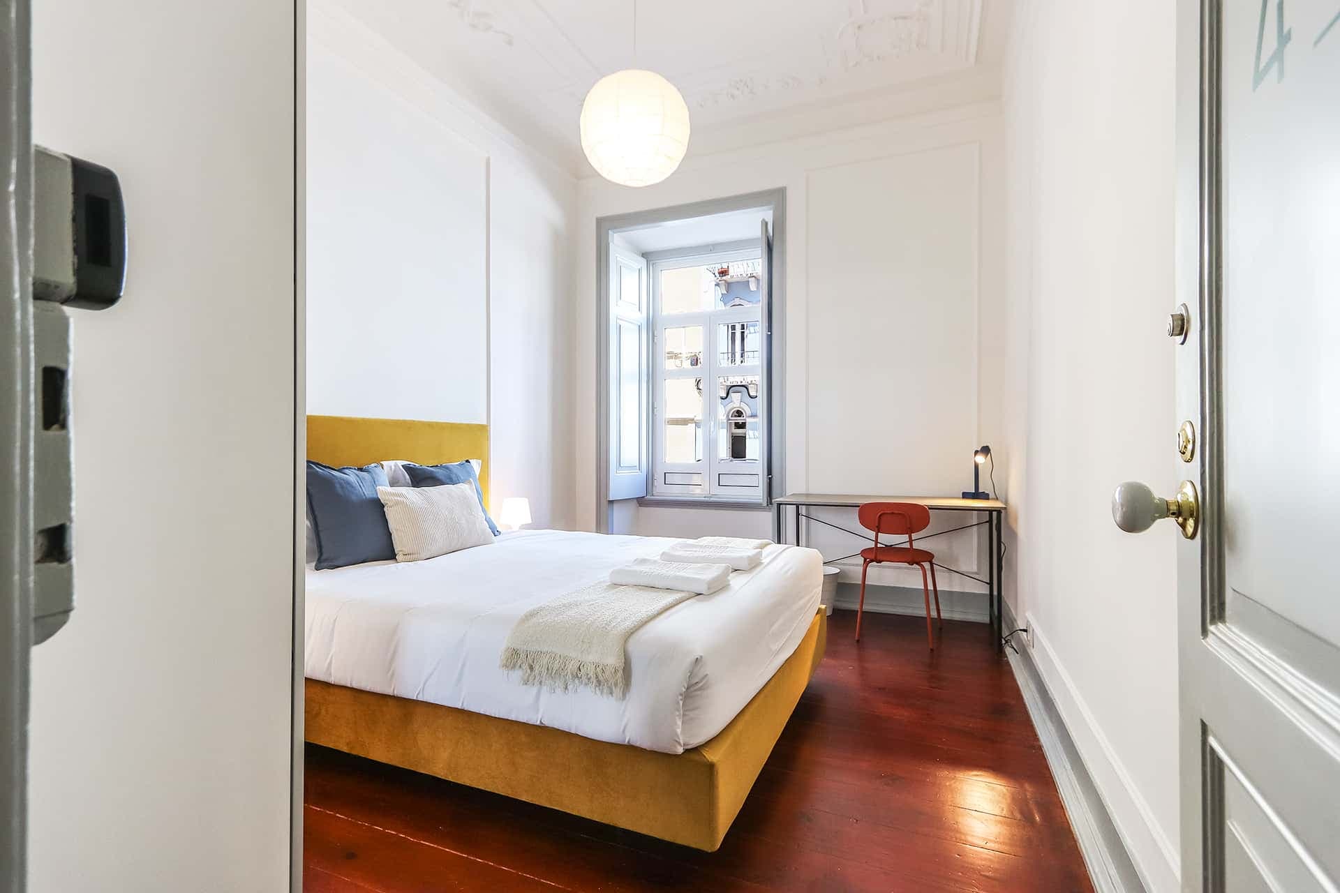 Comfortatble bedroom in a 6-bedroom apartment in Campo de Ourique, Lisbon - Room 4 photo 1